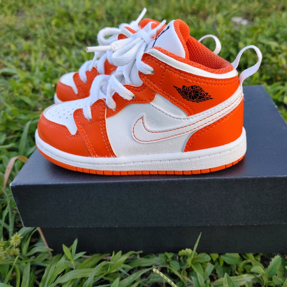 Cute Toddler Boys' Jordan 1 Mid SE Electro Orange.
